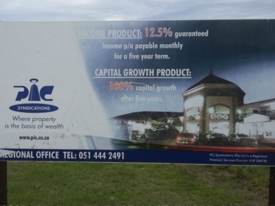 ‘n Belegger het dié foto van 'n verbleikte reklamebord vir PIC Investment (later hernoem na Pickvest) net buite Maclear in die Oos-Kaap geneem.