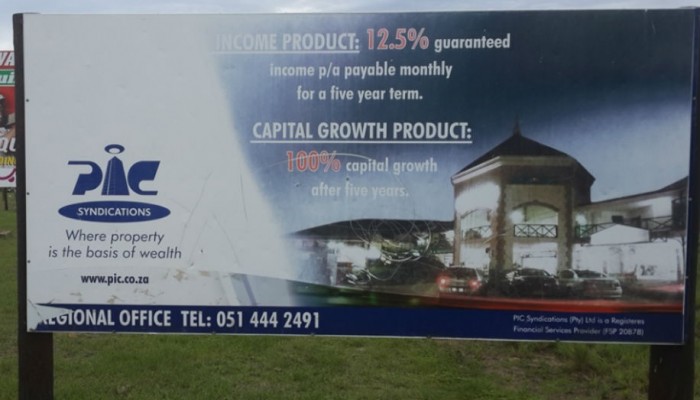 ‘n Belegger het dié foto van 'n verbleikte reklamebord vir PIC Investment (later hernoem na Pickvest) net buite Maclear in die Oos-Kaap geneem.
